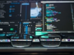 Eine Brille vor einem Computerbildschirm liegend